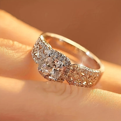 Anello Quadrato in Moissanite – Argento 925, 1 carato di brillantezza e design essenziale. Eleganza sobria per ogni occasione.