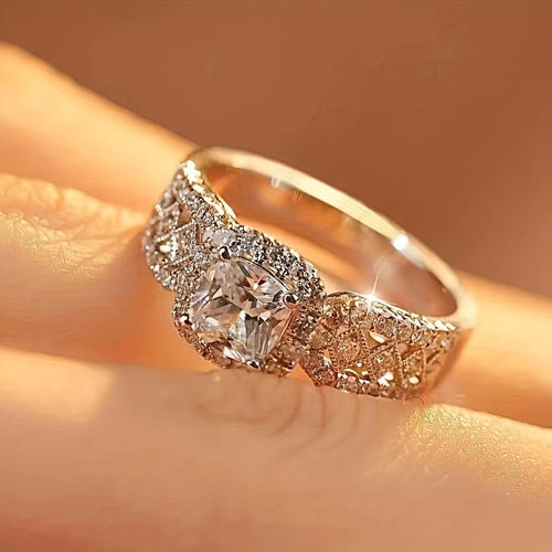 Anello Quadrato in Moissanite – Argento 925, 1 carato di brillantezza e design essenziale. Eleganza sobria per ogni occasione.