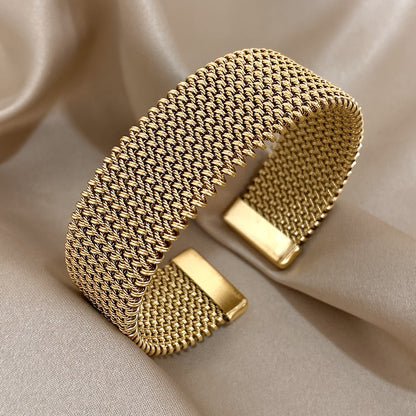 Bracciale Uomo/Donna in Acciaio Placcato Oro 18K – Stile urban-gotico, resistente e versatile. Perfetto per ogni occasione.